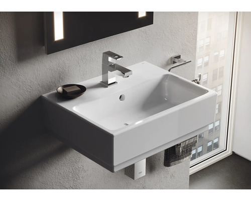 Lavabo en céramique avec robinet dans une salle de bains