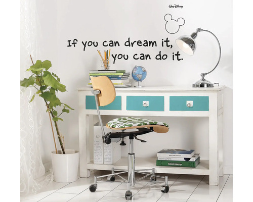 Arbeitsplatz mit Schreibtisch, Schreibtischlampe und Bürostuhl