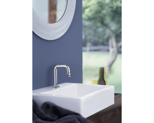 Salle de bain moderne avec lavabo, robinet et miroir