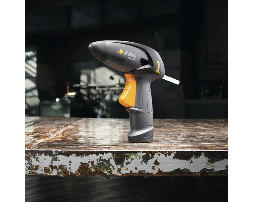 Heissklebepistole von Steinel auf einem Tisch