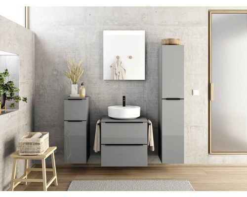 Salle de bain moderne avec meuble-lavabo gris, miroir, armoire haute et tabouret en bois