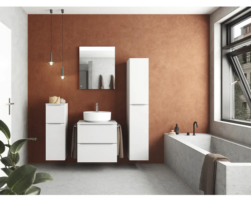 Modernes Badezimmer mit Waschtisch, Spiegel, Hochschrank und Badewanne