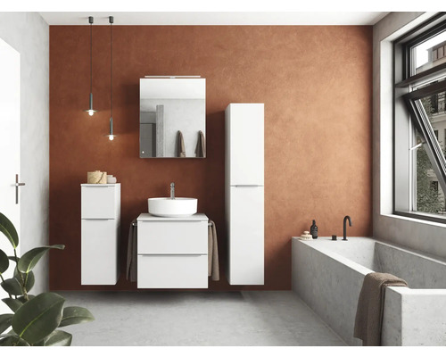 Salle de bain lumineuse avec meuble-lavabo, armoire de toilette, armoire haute et baignoire