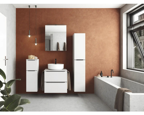 Salle de bains avec lavabo, miroir, armoire suspendue et baignoire au design moderne