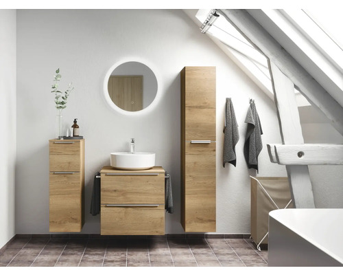 Salle de bains avec lavabo, miroir, armoire haute et fenêtre de toit