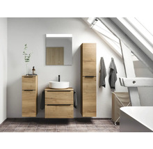Badezimmer mit Waschtisch, Spiegel, Hochschrank und Wäschekorb in einem Dachgeschoss