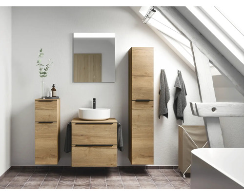 Badezimmer mit Waschtisch, Spiegel, Hochschrank und Wäschekorb in einem Dachgeschoss