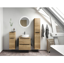 Badezimmer mit Waschtisch, Spiegel, Hochschrank und Wäschekorb in einem hellen Raum mit Dachschrägen