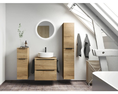 Salle de bain avec lavabo, miroir, armoire haute et panier à linge dans une pièce lumineuse avec des combles