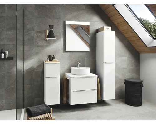 Salle de bain moderne avec meubles de salle de bain blancs, miroir et éclairage