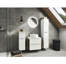 Modernes Badezimmer mit Waschtisch, Spiegelschrank, Hochschrank und Wäschekorb unter Dachfenster