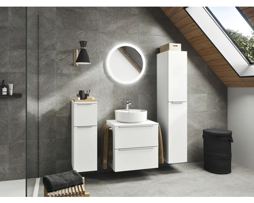 Salle de bains moderne avec meuble-lavabo, armoire de toilette, armoire haute et panier à linge sous fenêtre de toit