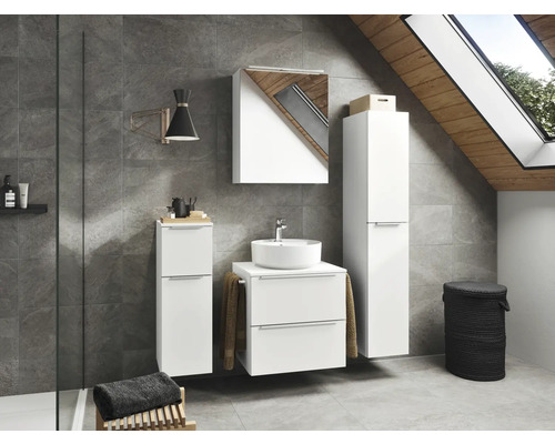 Modernes Badezimmer mit Waschtisch, Spiegelschrank und Hochschrank in Weiß