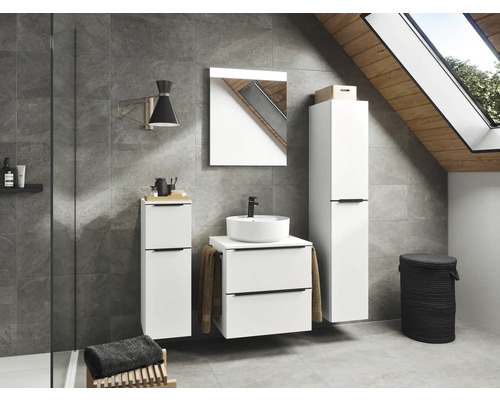 Salle de bains moderne avec lavabo, armoire de toilette, armoire haute et étagère