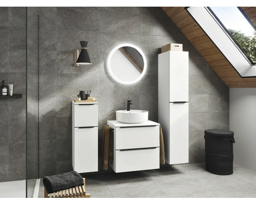 Modernes Badezimmer mit Waschtisch, Spiegel, Lampe und Aufbewahrungsmöbeln unter einem Dachfenster.