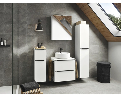 Salle de bain moderne avec meubles de salle de bain blancs, lavabo à poser et carrelage gris.