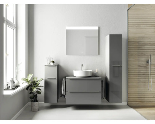 Modernes Badezimmer mit Waschbecken, Spiegel, Unterschrank und Handtüchern.