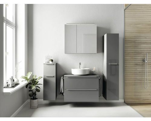 Salle de bains moderne avec meuble-lavabo, armoire de toilette et armoire haute pour les accessoires de salle de bains.