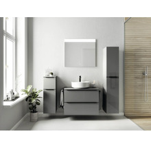 Modernes Badezimmer mit Waschbecken, Spiegel, Unterschrank und Hochschrank für Badezimmerutensilien