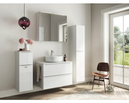 Salle de bains avec lavabo, armoire de toilette, meuble sous-lavabo et armoire haute au design blanc