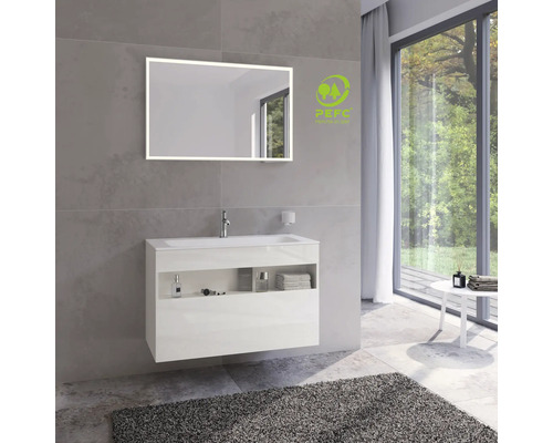 Badezimmer mit beleuchtetem Spiegel, Waschbeckenunterschrank, Armatur und PEFC Siegel