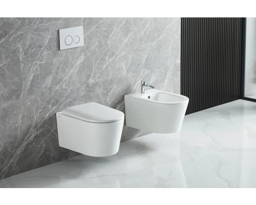 Modernes Badezimmer mit wandhängendem WC und Bidet