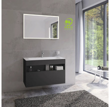 Salle de bain moderne avec meuble sous-lavabo, miroir lumineux et fenêtre