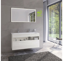 Salle de bain lumineuse avec miroir éclairé, meuble sous-lavabo, robinetterie, tapis gris et label PEFC