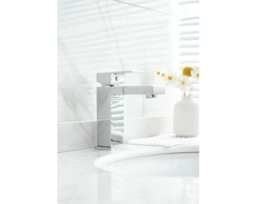 Modernes Badezimmer mit quadratischer Armatur und ausziehbarer Handbrause