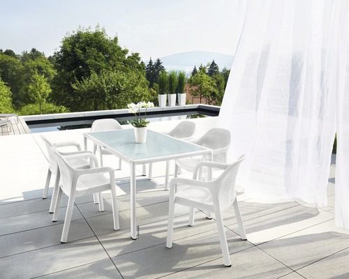 Gartensitzgruppe mit Tisch und sechs Stühlen auf einer Terrasse