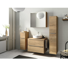Badezimmer mit Waschtisch, Spiegel, Unterschrank und Hochschrank