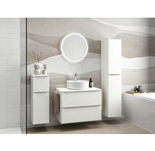 Badezimmer mit Waschtisch, Spiegel, Hochschrank und Badewanne
