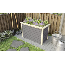 Hochbeet mit Pflanzen im Garten