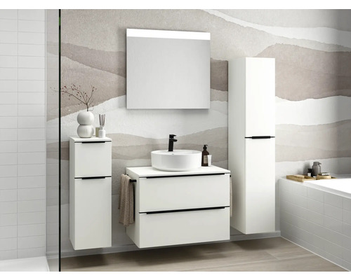Intérieur de salle de bains moderne avec meuble sous-lavabo, armoire de toilette et armoire haute dans un design lumineux