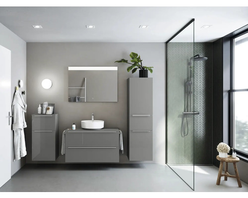Modernes Badezimmer mit Waschbecken, Spiegel, Schränken und Dusche