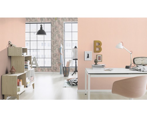 Pièce lumineuse avec papier peint à motifs, bureau et étagère pour un design d''intérieur moderne.