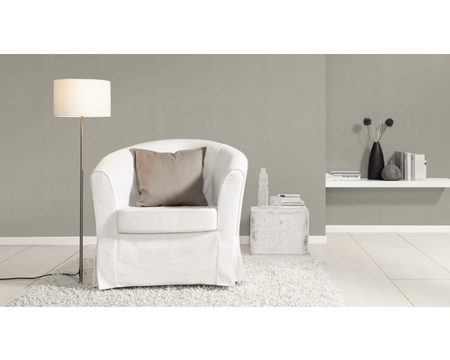 Salon avec fauteuil, lampadaire et étagère murale