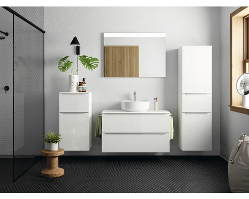 Modernes Badezimmer mit Waschbecken, Unterschrank, Spiegelschrank und Hochschrank