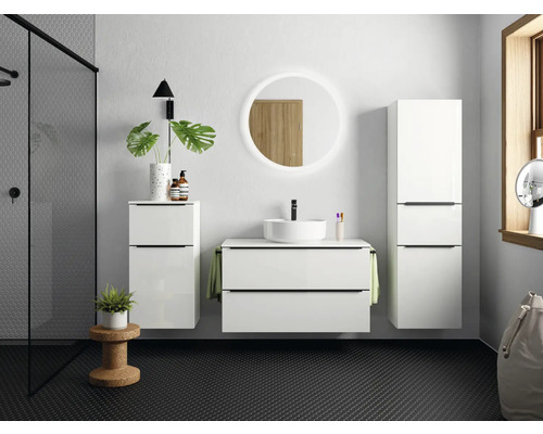 Salle de bain moderne avec meubles bas de lavabo blancs, miroir et douche