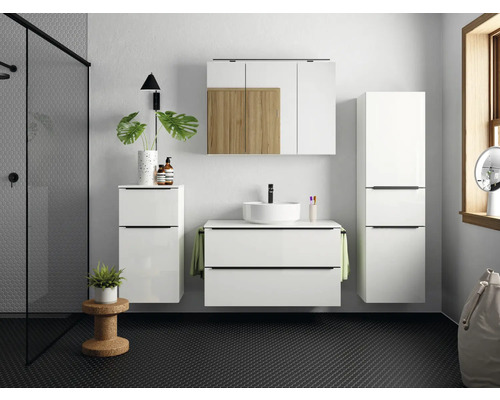 Salle de bains moderne avec meuble sous-lavabo, armoire de toilette et armoire haute en blanc