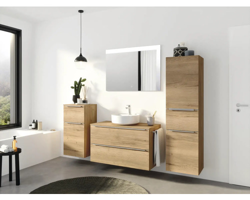 Salle de bains avec lavabo, miroir, armoire haute et armoire suspendue aspect bois.