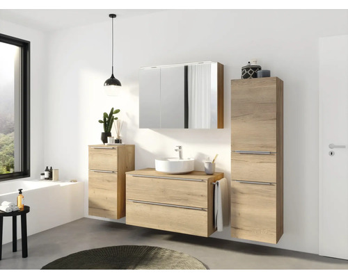 Salle de bains avec lavabo, armoire de toilette et armoire haute en aspect bois