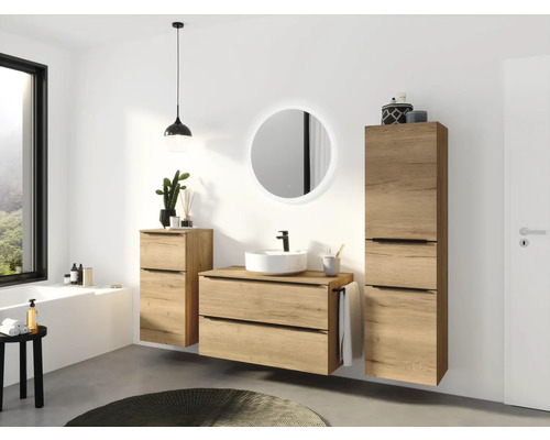 Modernes Badezimmer mit Waschtisch, Spiegelschrank und Hochschrank in Holzoptik