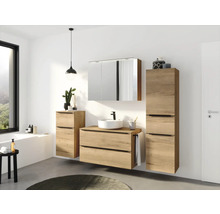 Modernes Badezimmer mit Waschtisch, Spiegelschrank und Hochschrank in Holzoptik