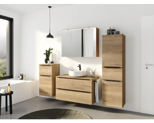Salle de bains moderne avec meuble-lavabo, armoire de toilette à miroir et armoire haute aspect bois