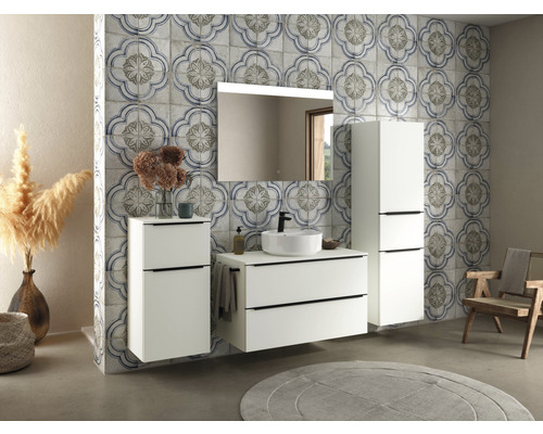 Salle de bain moderne avec lavabo, miroir, meuble sous-vasque, armoire suspendue et carrelage décoratif