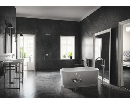 Badezimmer mit freistehender Badewanne, Waschbecken und Marmorfliesen