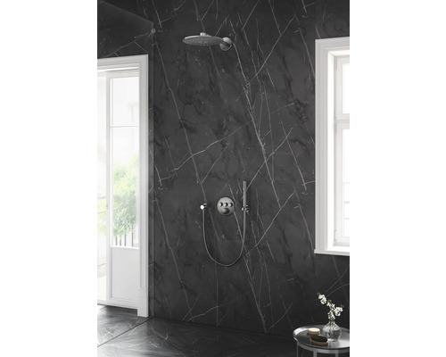 Duscharmatur im Badezimmer mit Marmorwand