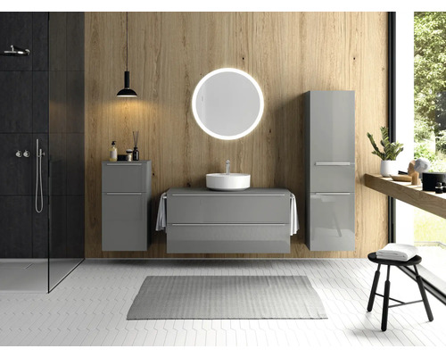 Modernes Badezimmer mit grauen Waschtischunterschränken, Spiegel, Dusche und Holzverkleidung.