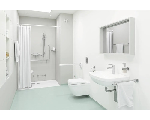 Salle de bains accessible avec douche, toilettes et lavabo.